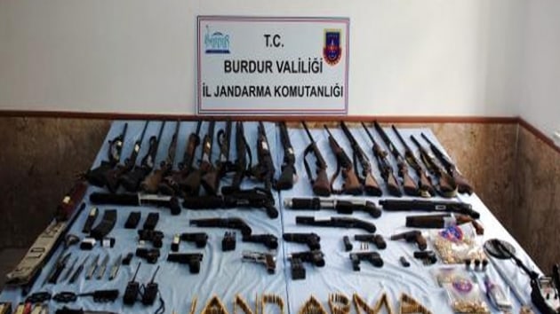 Burdur'da yasa d silah ticareti operasyonunda 20 kii gzaltna alnd