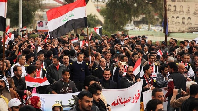 Irakl protestocular Necef Havaliman'n bast, ran uular durdurdu, Kuveyt snra askeri takviye gnderdi