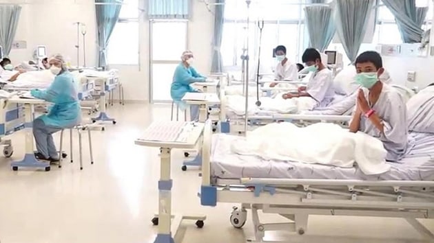 Tayland'da dalglar ocuklar koklayarak aram