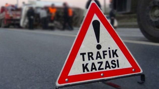 Otomobil dere yatana yuvarland: 2 l