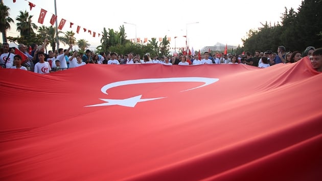 Antalya'da 'Milli Birlik' yryyle balayan anma etkinlikleri, Cumhuriyet Meydan'ndaki programlarla devam etti