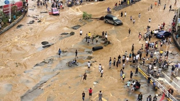 in'in Chongqing kentinde nehirlerdeki sularn ykselmesi nedeniyle 100 bin kii gvenli blgelere tahliye edildi