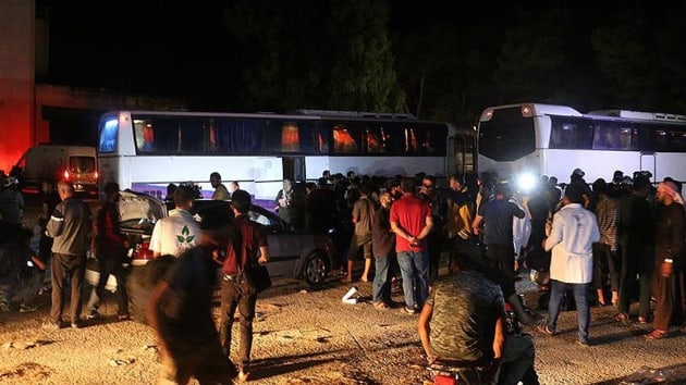 Esed rejimi ablukasndaki Dera'dan yola kan ilk tahliye konvoyu Hama'ya ulat