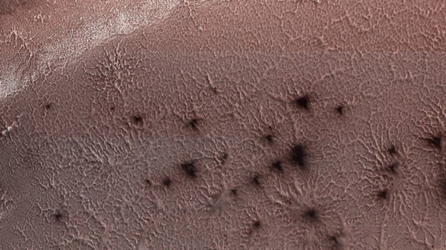 NASA, Mars yzeyindeki buzdan rmceklere ait yeni bir grnt yaynlad