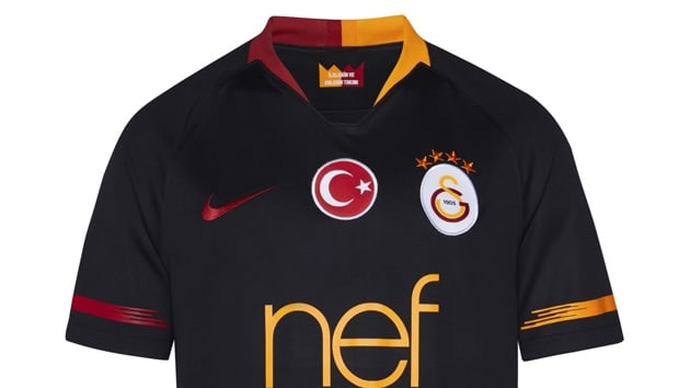 Galatasaray'n yeni sezon deplasman formalar sata sunuldu