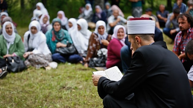 Kuruna dizilen Srebrenitsallar anld