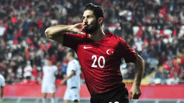 Galatasaray Emre Akbaba'y Tolga Cierci takasyla transfer etmek istiyor