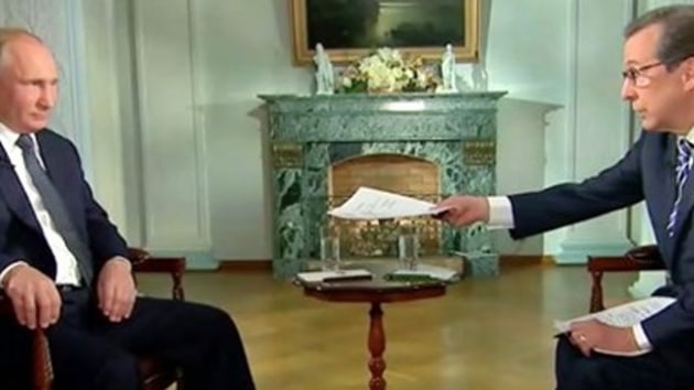 Putin, Fox News sunucusunun uzatt kad almad: Onu masaya koy