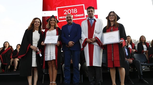 Bilgili rencilerin Mezuniyet Cokusu