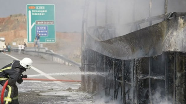 Otoyolda otobs alev alev yand, 6 kilometrelik ara kuyruu olutu