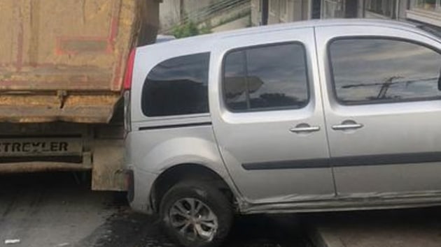 Kadky'de Hafriyat kamyonu park halindeki 11 otomobil ile bir kadna arpt