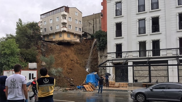 Beyolu Stlce'de zeminde oluan kayma nedeniyle boaltlan apartman kt