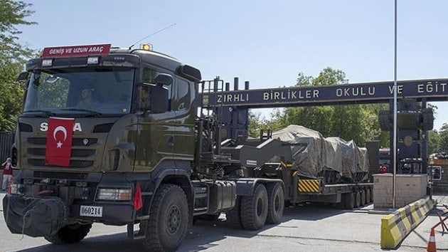 Darbeciler tanklarn kn engelleyen askerlere ate etmi
