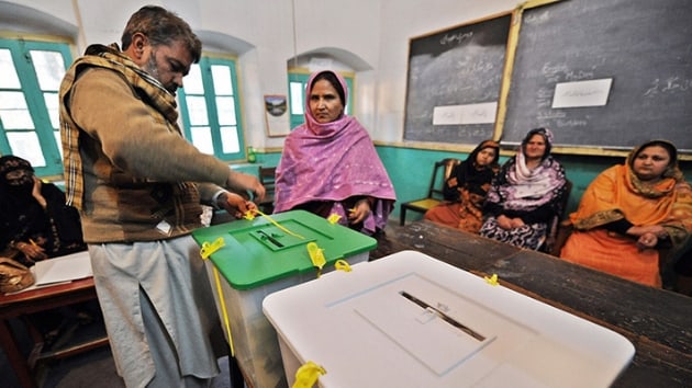 Pakistan halk, parlamento ve eyalet meclislerinin yelerini semek iin sandk banda