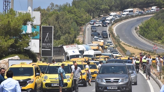 Uber'e tepki gsteren taksiciler, Bodrum-Milas karayolunu trafie kapatt
