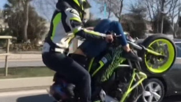 Sevgilisini srtst motosiklete yatrp tek teker stnde gitti  
