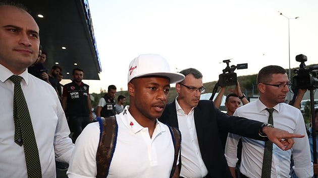 Fenerbahe'nin yeni yldz Andre Ayew imzalyor