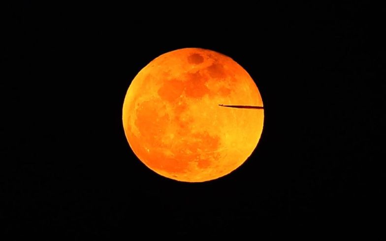 Kanl� Ay�a tutulduk