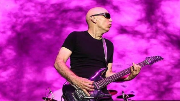 Joe Satriani stanbul'da konser verdi