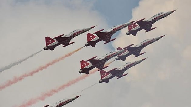 Trk Yldzlar Bkre semalarnda gsteri yapt