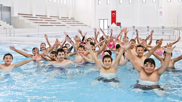 Çivril, kapalı yüzme havuzu hizmete girdi