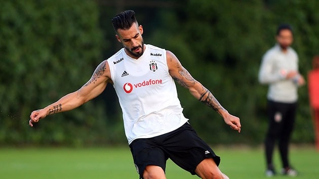 Alvaro Negredo, Beikta'ta kalacan aklad