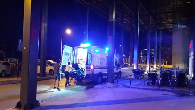 zmir'de kamyonetin arampole devrilmesi sonucu 2'si ocuk 7 kii yaraland
