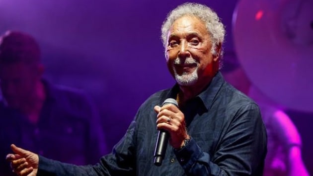 Tom Jones Antalya'da hayranlaryla bulutu