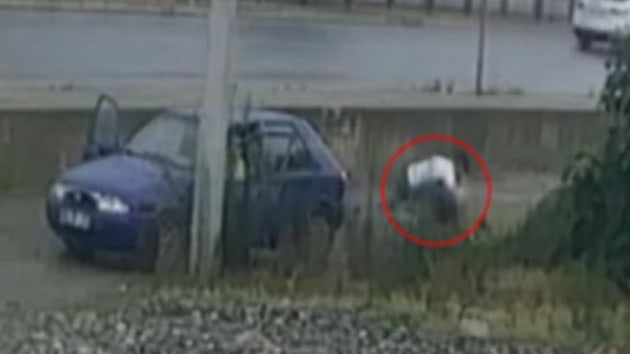 Yal adama defalarca yumruk atan gencin grntleri kamerada