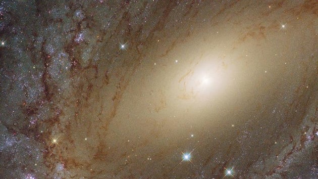 Hubble Uzay Teleskobu, Samanyolu galaksisine benzerliiyle bilinen, ancak onun 2 kat byklndeki spiral galaksi NGC 6744' grntledi