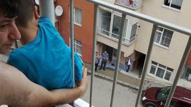 Balkon demirlerinin arasna skan ocuk kurtarld