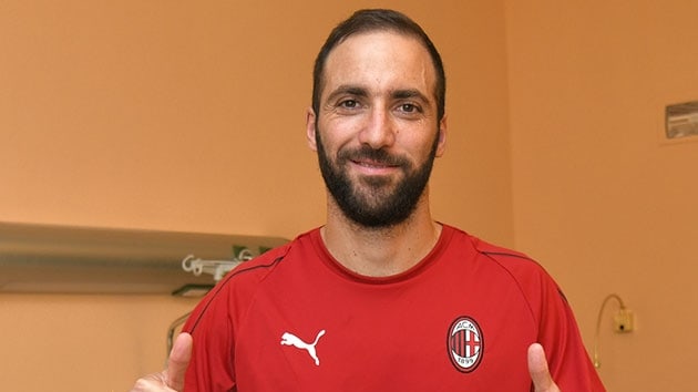 Higuain Milan formasını sırtına geçirdi