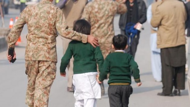 Pakistan'da 12 kz okuluna saldr      