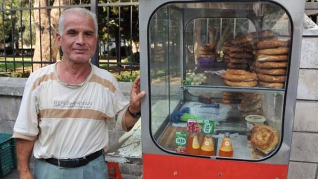 Kavak aacnn devrileceini anlayan simiti evredekileri uyararak faciay engelledi