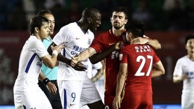 Irkla maruz kalan Demba Ba'ya byk destek