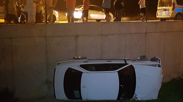 Otomobiliyle apartman bahesine utu, aracn brakp olay yerinden kat