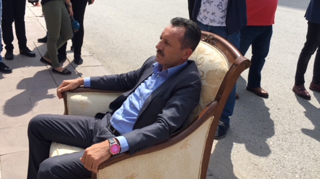 Bir partili CHP Genel Merkezi nnde oturma eylemine balad