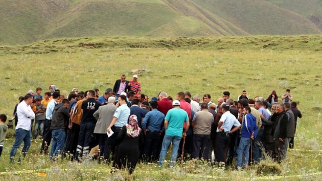 Erzurum'da yldrm dt, 17 yandaki oban koyunu ile birlikte ld