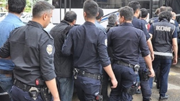 Kilis'te FET'ye ynelik dzenlenen operasyonda gzaltna altna alnan 30 kiiden 9'u tutukland