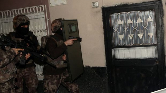Adana'da bir kii polisi grnce uyuturucuyu pencereden att
