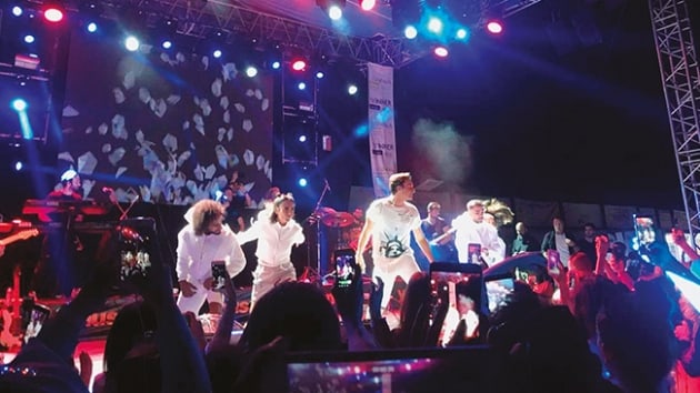 Alveri yapan konsere gidiyor 