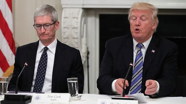 Donald Trump ve Apple CEOsu Tim Cook arasndaki dolar kardelii pekiiyor