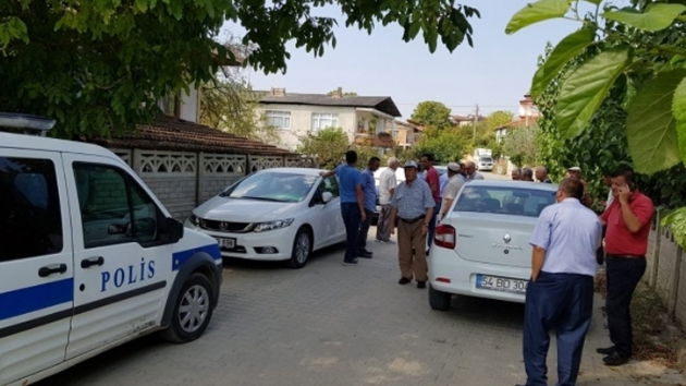 Emekli imam evinin nnde otomobilinin iinde l bulundu