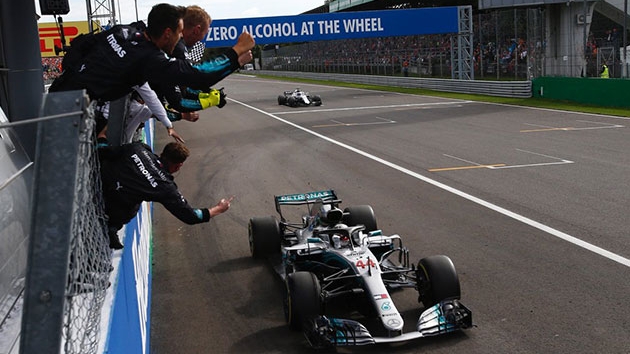  talya Grand Prix'sinde kazanan Hamilton