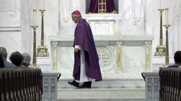Kardinal Wuerl, ortaya kan ocuk istismarlar nedeniyle kilisedeki ayin srasnda protesto edildi