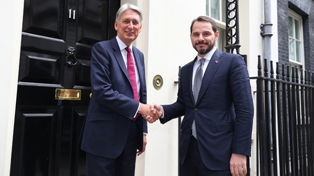 Bakan Albayrak, Londra'da 11 finans kuruluunun yneticisi ile  grt