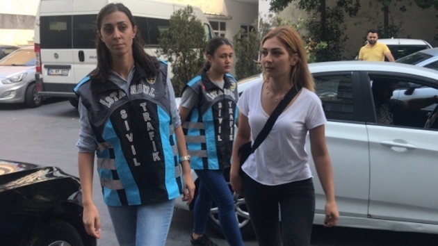 Tafikte motosikletle tek teker stnde giden kadn yakaland