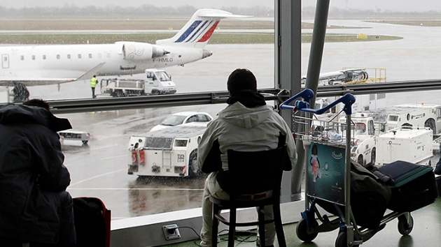 Fransa'nn Lyon kentinde bir ahs, aracyla bariyerleri aarak Saint-Exupery Havaliman'nn pistine girdi