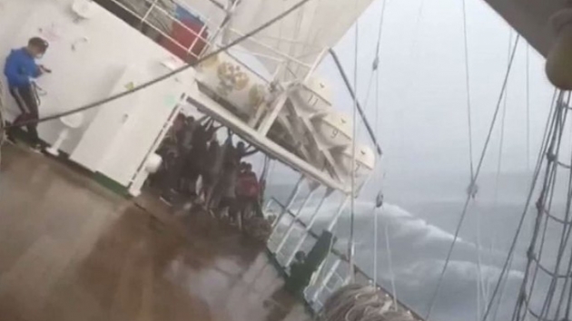 Vladivostok ehrinin aklarnda bir yolcu gemisi batma tehlikesi yaad
