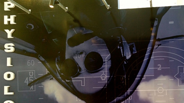 Trk kadn akrobasi pilotunun fotoraf ABD mzesinde sergilenmeye baland